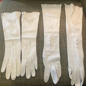 Vintage 1950s ladies leather gloves. Lot of 2 pairs of small gloves.